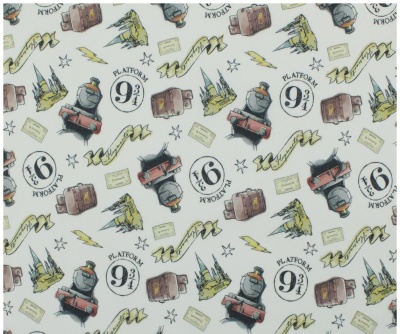 Papel de embrulho branco com padrões coloridos e textos Platform 9 3/4 e Station 6