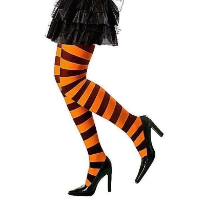 Pernas com meias riscas laranja e castanho, sapatos pretos de salto alto e saia preta com folhos