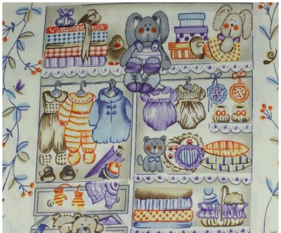 tecido estampado com roupas de bebé e peluches coloridos