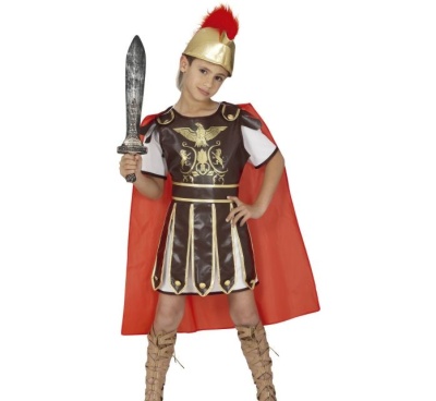 Criança com fantasia de guerreiro romano dourado e vermelho com espada