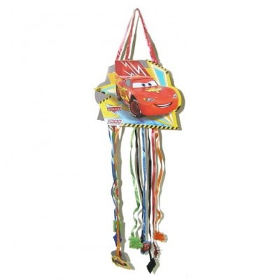 Pião de festa infantil em forma de carro vermelho com fitas coloridas