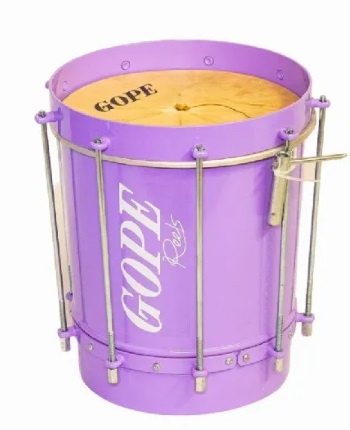 Tambor de pandeiro roxo com armações metálicas e superfície de madeira com texto GOPE