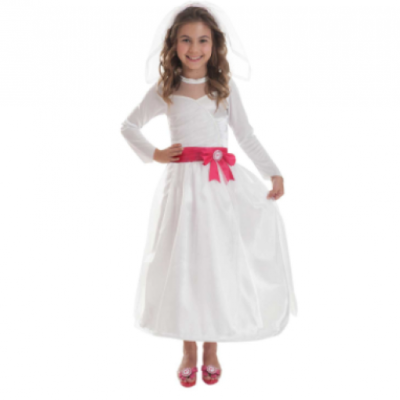 Menina com vestido branco longo e cinto rosa com laço