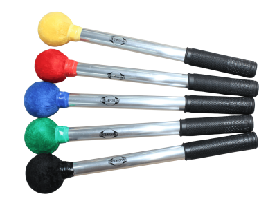 Baquetas para percussão coloridas com cabo metálico e pega preta.