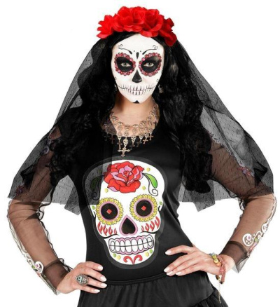 Pessoa mascarada com vestido preto e padrão de caveira com rosa