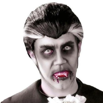 Homem com maquilhagem e cabelo ao estilo vampiro, com olhos brancos e sangue falso nos lábios