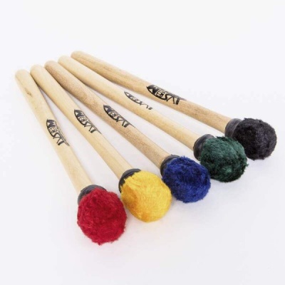 Cinco baquetas com cabo de madeira e pontas de feltro coloridas em fundo branco