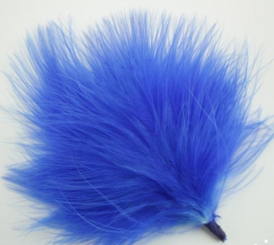 Pluma azul vibrante com textura macia sobre fundo branco