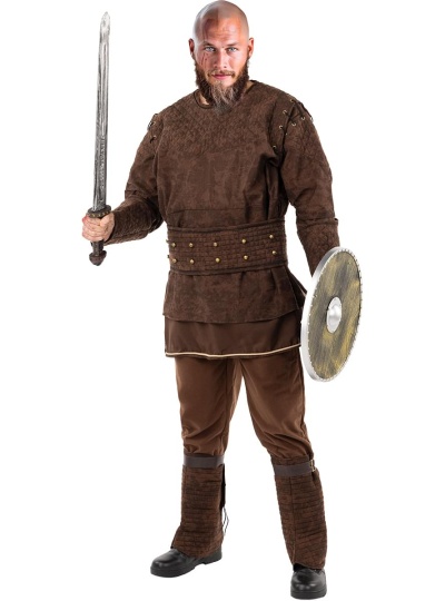 Homem vestido com traje medieval marrom segurando espada e escudo