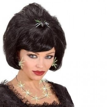 Mulher com peruca preta e acessórios de estrela