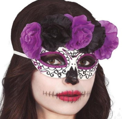Máscara branca decorativa com flores roxas e negras, usada no rosto