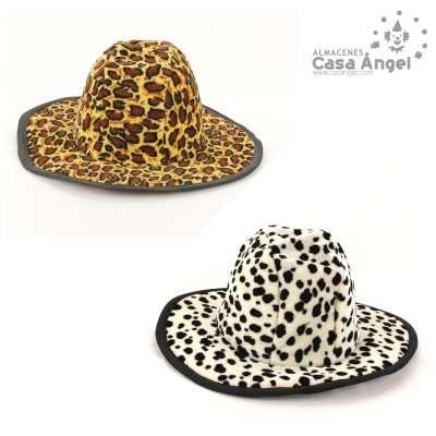 Dois chapéus com padrão animal, um de leopardo e outro branco com manchas pretas.