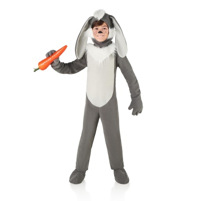 Fato de coelho cinzento e branco para criança com orelhas grandes e cenoura de brinquedo.