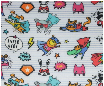 tecido com padrão colorido de super-heróis animais e símbolos