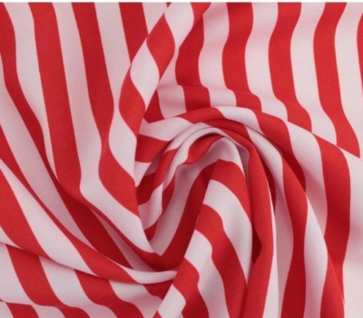 Tecido riscado vermelho e branco em dobras circulares