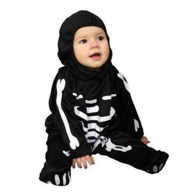 Fato infantil preto com padrão de esqueleto branco e capuz