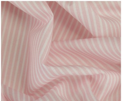 Tecido às riscas rosa claro e branco com dobras