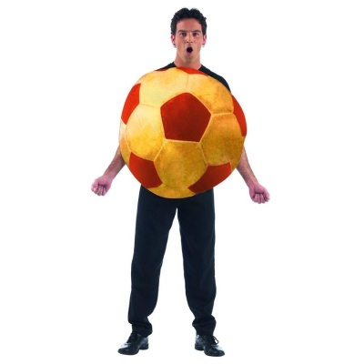 Homem com fantasia de bola de futebol vermelho e amarelo