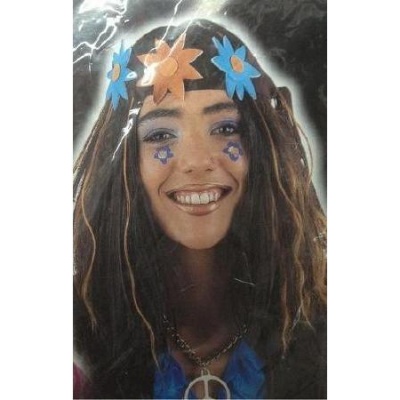 Jovem com maquilhagem azul e flores na cabeça, sorrindo