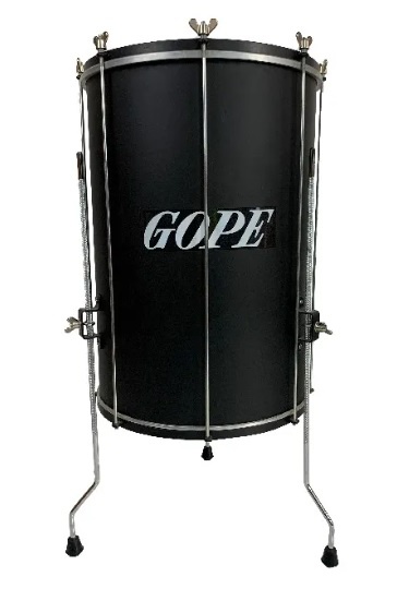 Tambor surdo preto com estrutura metálica cromada e a palavra GOPE.