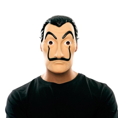 Máscara facial de plástico com bigode e sobrancelhas negras usada por pessoa com camiseta preta