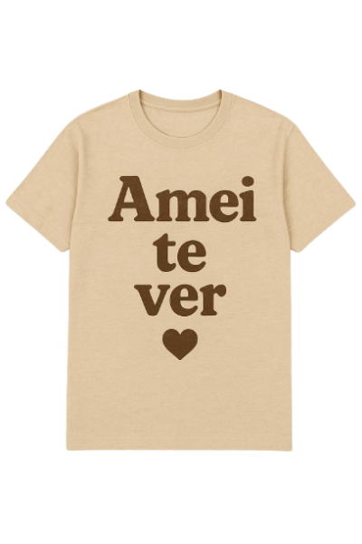 T-shirt bege com texto castanho Amei te ver e coração