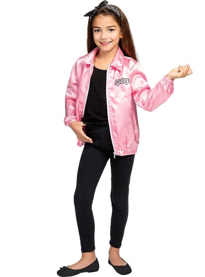 Menina com casaco rosa acetinado GREASE, calças e t-shirt pretas, sapatos pretos e bandana preta com padrão branco