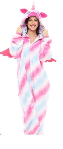 Mulher a vestir pijama macacão de unicórnio cor-de-rosa, azul e branco com capuz e asas.