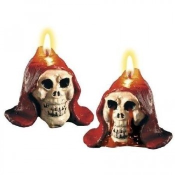 Velas caveira com capuz vermelho acesas