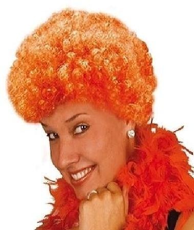 Mulher com peruca afro laranja e echarpe de plumas laranja