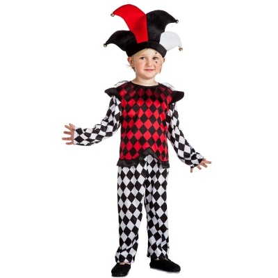 Criança vestindo fantasia de bobo da corte com chapéu tricolor e roupa xadrez vermelho, preto e branco
