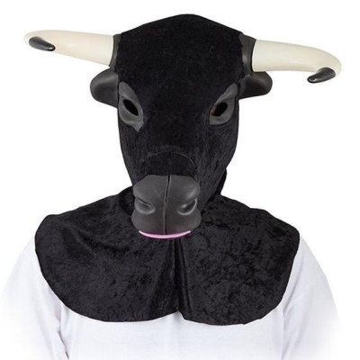 Máscara de touro preta com chifres brancos e detalhes em preto, usada por pessoa com camisa branca