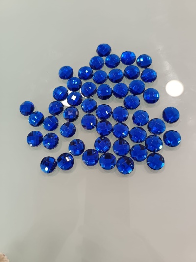 Pedras facetadas azuis redondas sobre superfície clara