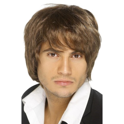 Homem com cabelo castanho médio e roupa semi-formal, fundo branco