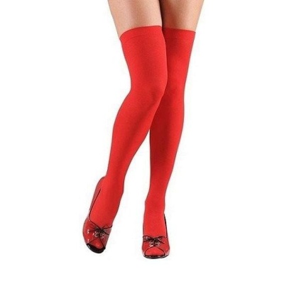 Meias vermelhas até à coxa com sapatos de salto pretos