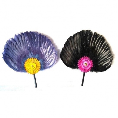 Dois leques decorativos em penas azul e preto com centros coloridos e cabos pretos