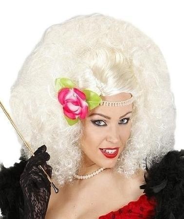 Mulher com peruca branca cachos, flor rosa, colar pérolas, luvas pretas, vestido vermelho e preto.