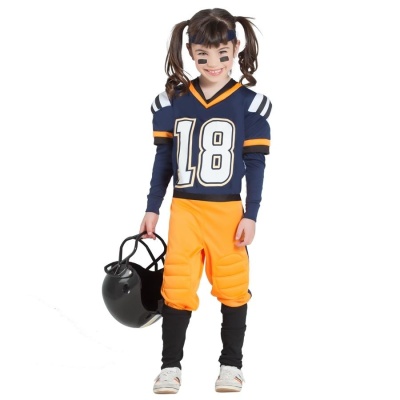 Criança em fato de futebol americano com camisola azul e calças laranja a segurar capacete preto