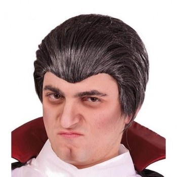 Pessoa com máscara ou peruca de cabelo cinzento escuro penteado para trás, colarinho vermelho e camisa branca