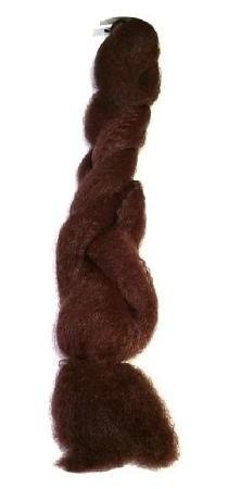 Skein de fio torcido vinho escuro em fundo branco