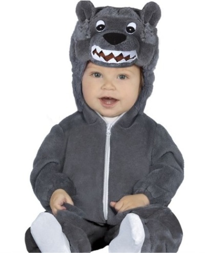 Bebé com fato de lobo cinzento de pelúcia com capuz