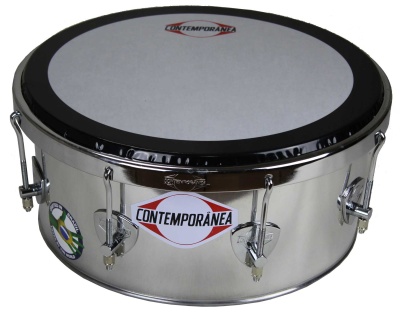 Tambor Contemporânea de metal prateado com pele branca e borda preta