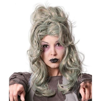 Mulher com peruca cinzenta ondulada e maquilhagem escura apontando com os dedos