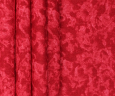 tecido vermelho com padrão abstrato em tons variados