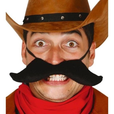 Máscara preta com bigode grande em homem vestido de cowboy, chapéu castanho, lenço vermelho e casaco castanho.