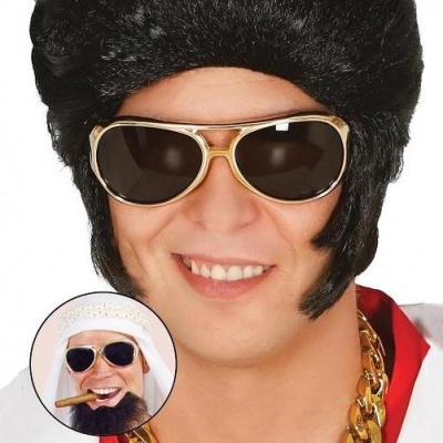 Homem com peruca preta e óculos de sol dourados em fundo branco