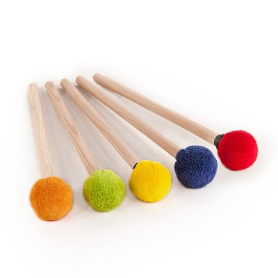 Cinco baquetas para percussão com cabeças felpudas coloridas