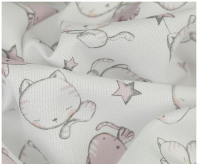tecido branco com desenhos de gatos e estrelas em cinza e rosa