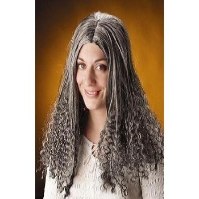 Mulher com peruca longa cinza ondulada