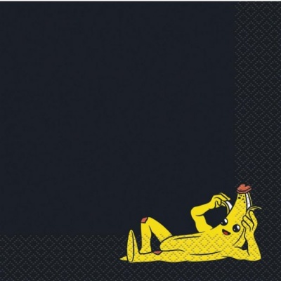 Desenho de banana antropomórfica deitada a segurar uma rosa num fundo preto com padrão.